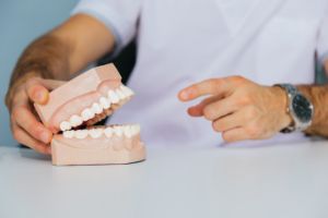 Что делать если натирают зубные протезы