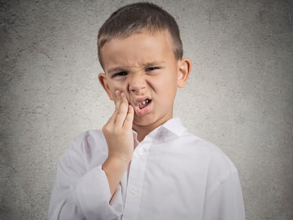 Причины и лечение черного налета на зубах у детей