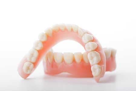 Уход за нейлоновыми зубными протезами