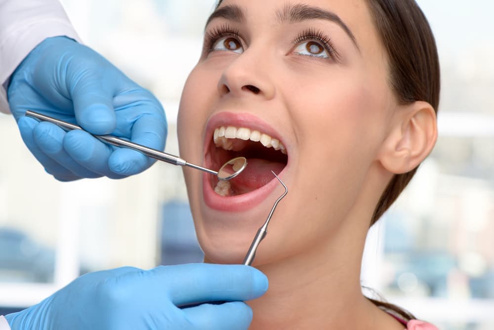 В некоторых случаях зубы нуждаются в дополнительном укреплении, или фиксации, – шинировании зубов. 
