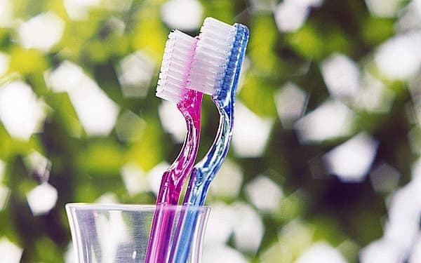 Как правильно чистить имплантированные зубы