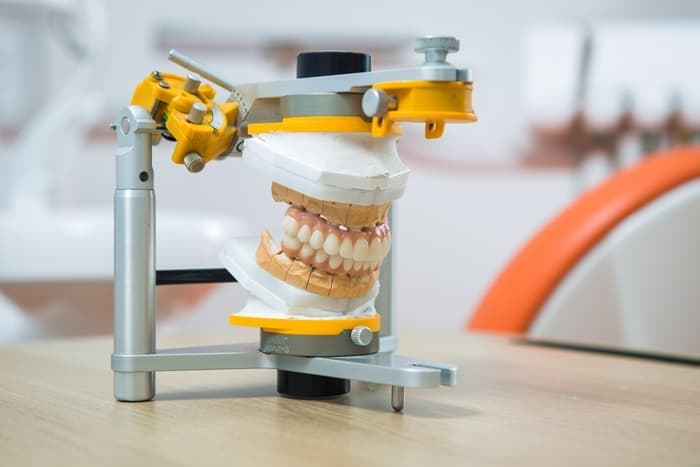 Зуботехническая лаборатория при стоматологии гарантирует быстроту и доступные цены на протезирование.