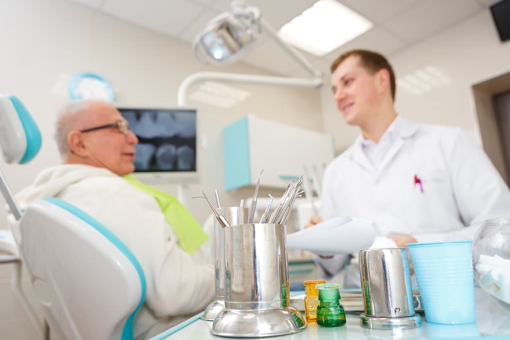Удаление зубов у пациентов старше 50 лет: тонкости и забота