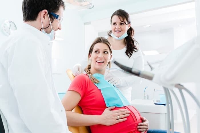 Чистка зубов при беременности в стоматологии