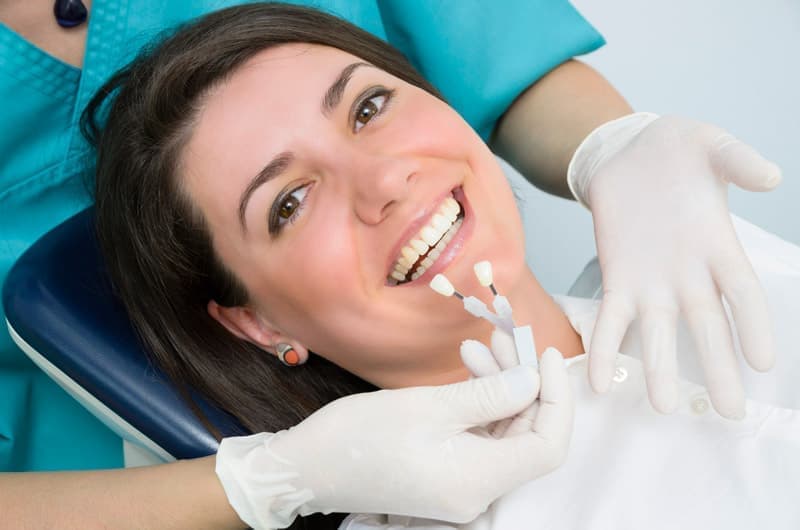 Микропротезы, такие как виниры (накладки на зубы), позволяют скорректировать форму зуба, цвет, а также различные дефекты, например, щель между зубами.
