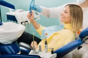 Лечение пародонтита включает чистку пародонтальных карманов аппаратом Вектор.