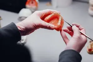 уход за силиконовыми зубными протезами