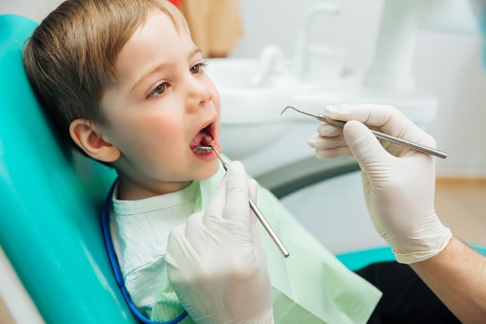 Своевременное лечение молочных зубов обеспечит здоровье зубов постоянных.