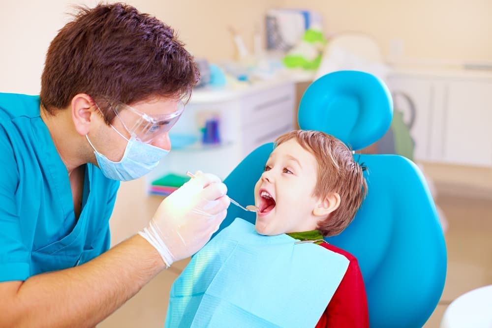 Регулярный контроль состояния молочных зубов стоматологом гарантирует здоровье постоянных зубов.