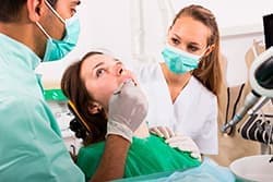 Перед протезированием проводится тщательная диагностика состояния зубов.