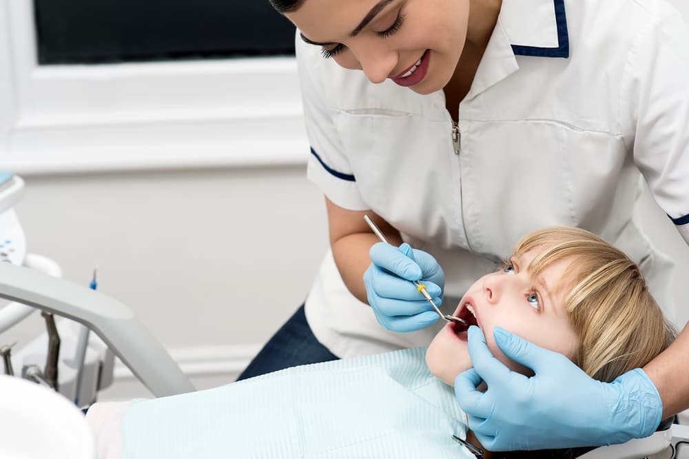 Детский стоматолог должен уметь найти подход к ребенку, вызвать доверие и развеять страхи.