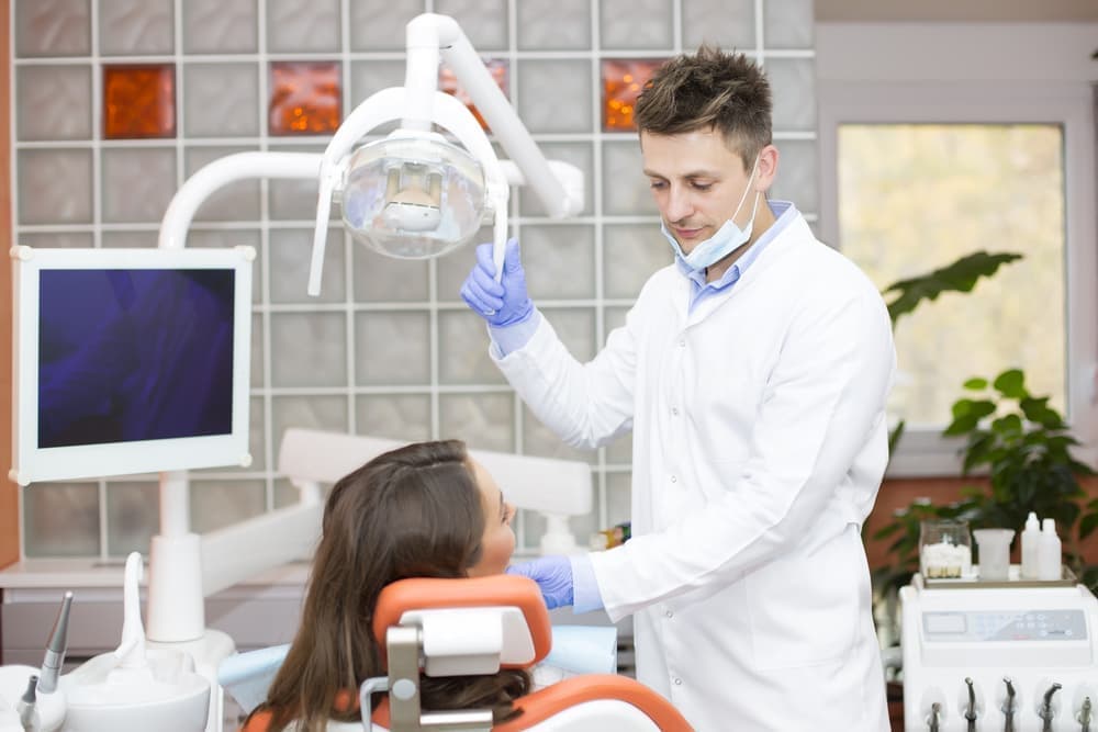 Стоматология, оснащенная новейшим оборудованием, в том числе лазерными установками.
