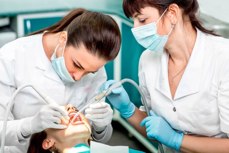 Процедура чистки зубов AirFlow проходит довольно быстро и безболезненно.