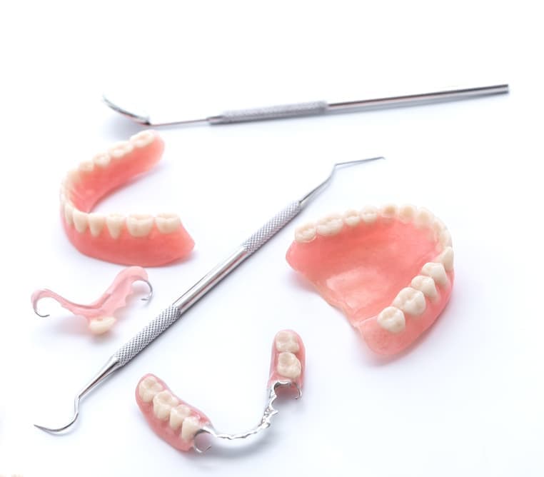 Съемные зубные протезы бывают акриловые, нейлоновые и с фиксацией на имплантатах.