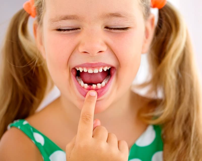 Молочные зубы меняются на постоянные примерно до 11-12 лет, однако все очень индивидуально.