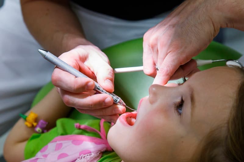 Если детский стоматолог опытный, то он без труда найдет подход к ребенку и проведет процедуру удаления молочного зуба быстро и безболезненно.