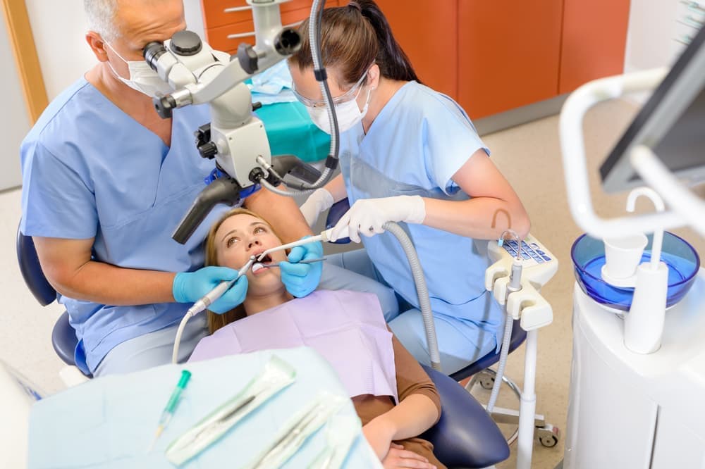 Посредством стоматологического микроскопа врач минимизирует все риски, связанные с пломбированием каналов.
