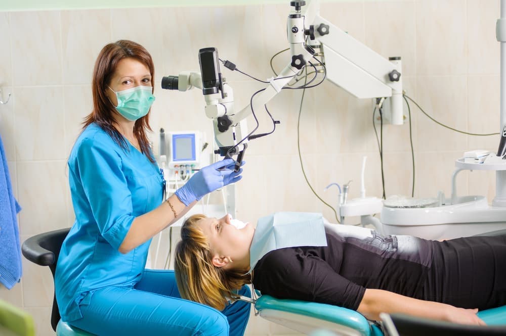 Лечение зубов под микроскопом – достижение современной стоматологии.